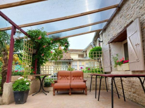 Maison de charme avec cheminée et jardin à Saint-Jean-de-Sauves